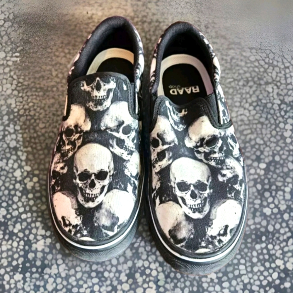 raad shop shoes Skull Slip Ons Men 6.5 Women 8.5